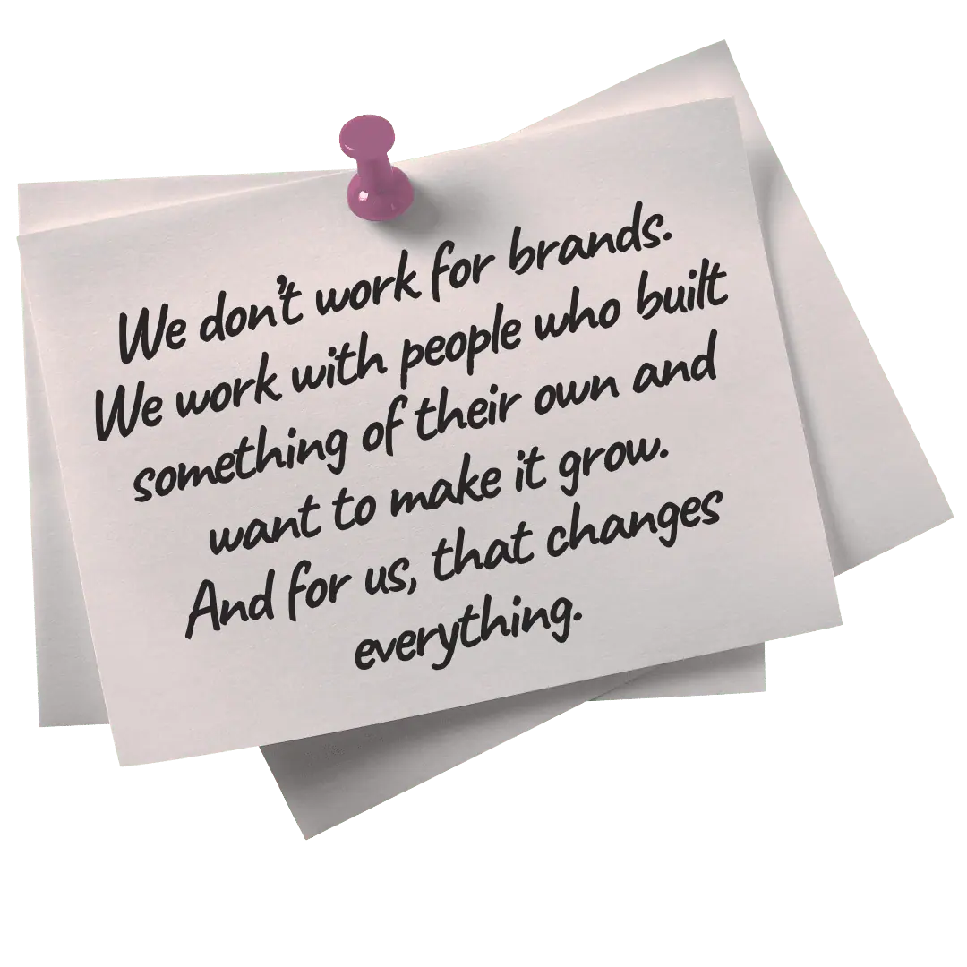 Frase manuscrita de Media Shining sobre creatividad y marcas